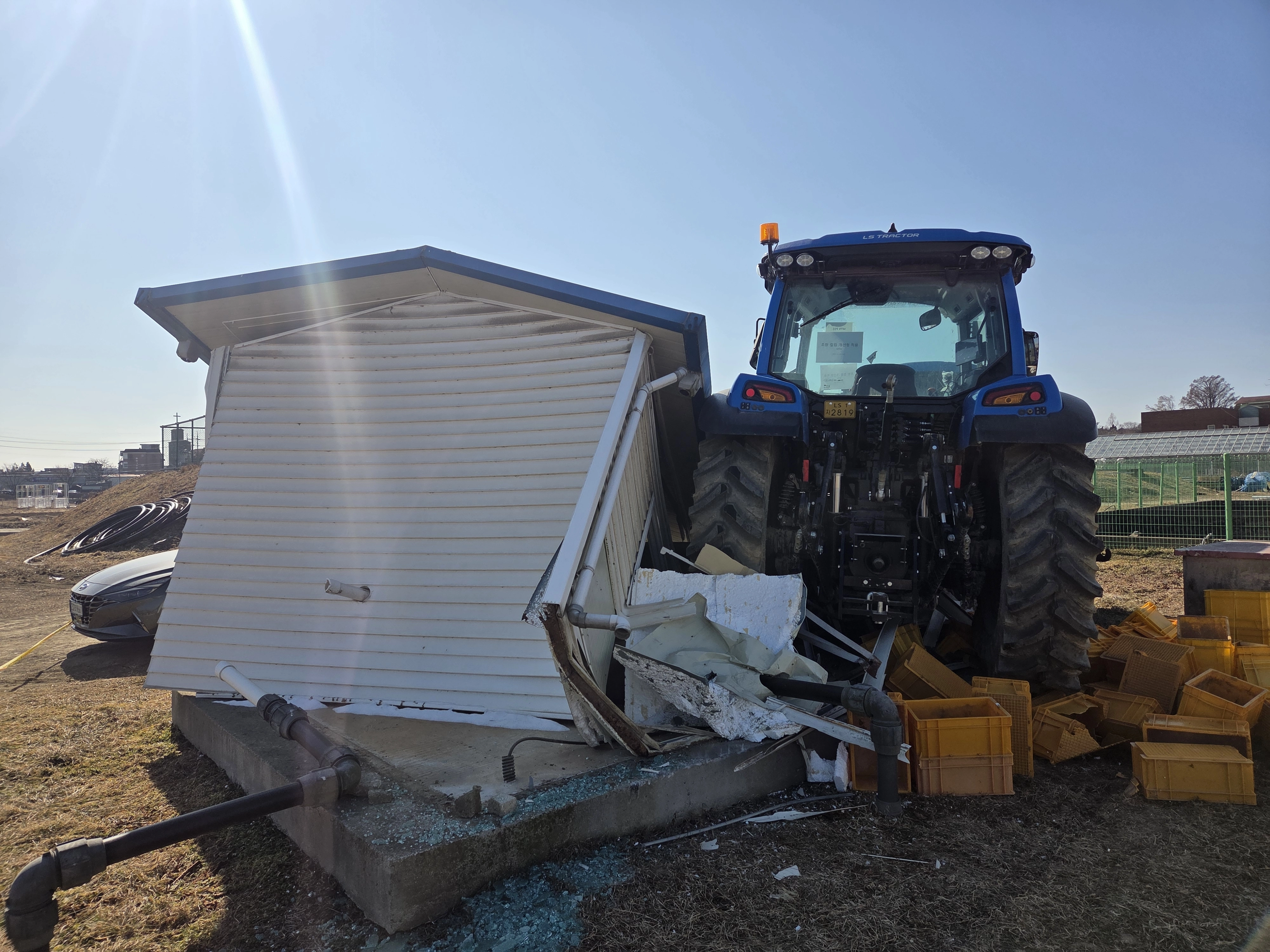 경기 수원시 권선구의 LS엠트론 실험장의 사고현장 모습. 연구원 A씨가 테스트했던 사고 트랙터가 가건물을 들이받고 멈춰서 있다. 명종원 기자