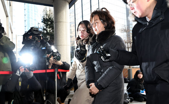 김경 전 서울시의원이 29일 서울경찰청 공공범죄수사대에서 경찰 조사를 받기 위해 출석하고 있다. 2026.1.29 연합뉴스