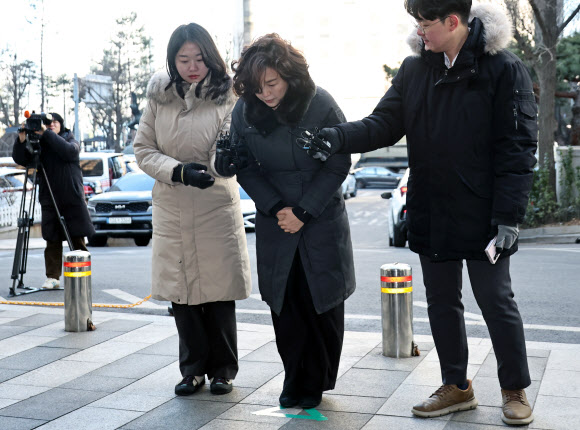 김경 전 서울시의원이 29일 서울경찰청 공공범죄수사대에서 경찰 조사를 받기 위해 출석하며 고개 숙여 사과하고 있다. 2026.1.29 연합뉴스