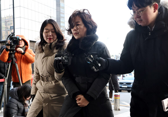 김경 전 서울시의원이 29일 서울경찰청 공공범죄수사대에서 경찰 조사를 받기 위해 출석하고 있다. 2026.1.29 연합뉴스