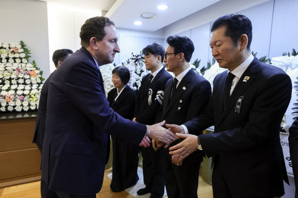 제임스 헬러 주한 미국대사대리가 29일 서울 종로구 서울대학교병원 장례식장에 마련된 이해찬 전 국무총리의 빈소에서 조문을 마친 뒤 더불어민주당 정청래 대표와 악수하고 있다. 2026.1.29  사진공동취재단