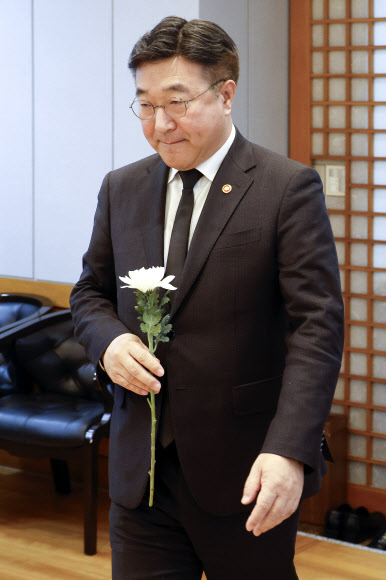 윤호중 행정안전부 장관이 29일 서울 종로구 서울대학교병원 장례식장에 마련된 이해찬 전 국무총리의 빈소에서 조문하고 있다. 2026.1.29  사진공동취재단