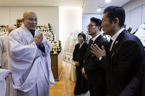 천태종 감사원장인 용구 스님이 29일 서울 종로구 서울대학교병원 장례식장에 마련된 이해찬 전 국무총리의 빈소에서 조문을 마친 뒤 더불어민주당 정청래 대표와 인사하고 있다. 2026.1.29  사진공동취재단