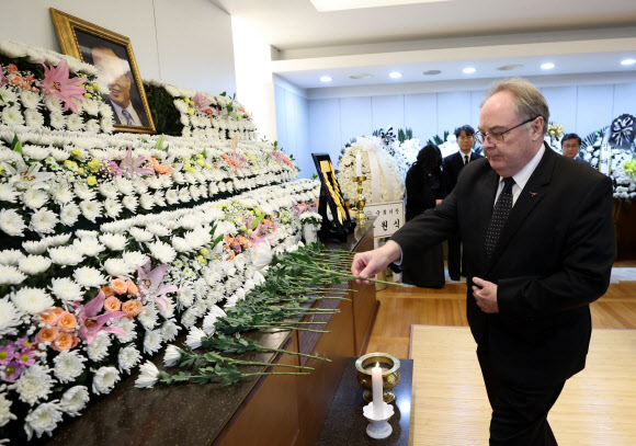 제프 로빈슨 주한호주대사가 29일 서울 종로구 서울대학교병원 장례식장에 마련된 이해찬 전 국무총리의 빈소에서 조문하고 있다. 2026.1.29  사진공동취재단