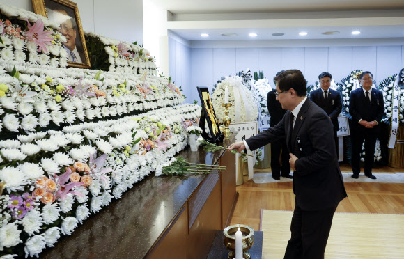 김성환 기후에너지환경부 장관이 29일 서울 종로구 서울대학교병원 장례식장에 마련된 이해찬 전 국무총리의 빈소에서 조문하고 있다. 2026.1.29  사진공동취재단