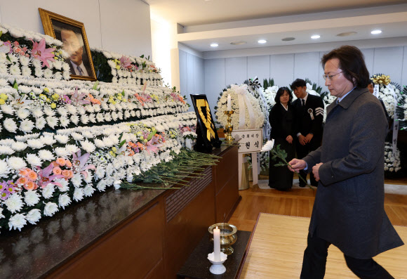 주병기 공정거래위원장이 29일 서울 종로구 서울대학교병원 장례식장에 마련된 이해찬 전 국무총리의 빈소에서 조문하고 있다. 2026.1.29  사진공동취재단