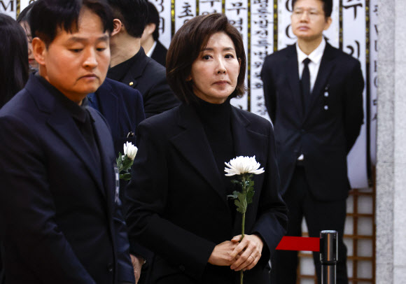 국민의힘 나경원 의원이 29일 서울 종로구 서울대학교병원 장례식장에 마련된 이해찬 전 국무총리의 빈소에서 조문하고 있다. 2026.1.29  사진공동취재단