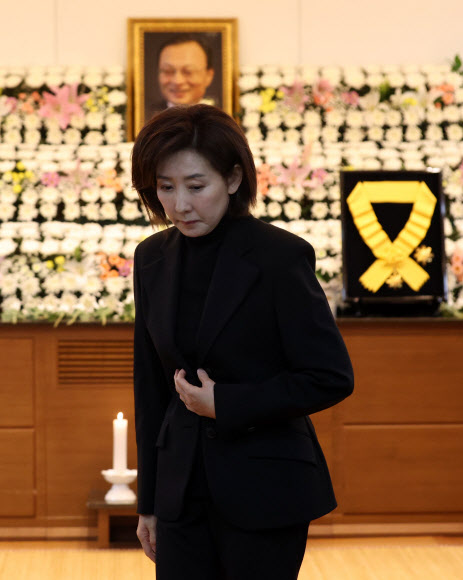 국민의힘 나경원 의원이 29일 서울 종로구 서울대학교병원 장례식장에 마련된 이해찬 전 국무총리의 빈소에서 조문한 후 나서고 있다. 2026.1.29  사진공동취재단