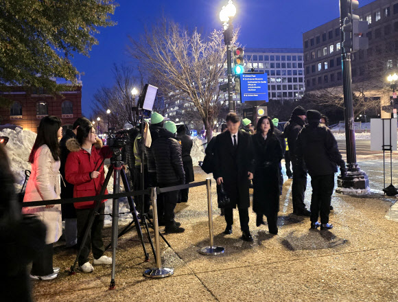 이부진 호텔신라 사장과 아들이 28일(현지시간) 워싱턴DC 국립아시아예술박물관에서 열린 ‘이건희 컬렉션’ 갈라 행사장에 들어서고 있다. 2026.1.29  워싱턴 특파원 공동취재단