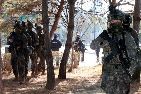 29일 정부세종청사에서 지하공동구 폭발 및 화재 등 테러 상황을 가정한 국가중요시설 통합 방호훈련이 실시되고 있다.  이날 훈련에는 32사단 대호부대를 비롯해 위험성폭발물개척팀(EHCT), 지역대화생방테러특수임무대(CRST), 군 폭발물처리반(EOD)과 세종경찰청 경찰특공대, 세종 남부경찰서, 세종 남부소방서, 민간드론업체 등 민·관·군·경·소방 170여 명이 훈련에 참여했다. 2026.1.29  연합뉴스
