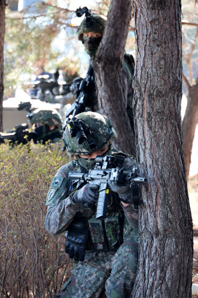 29일 정부세종청사에서 지하공동구 폭발 및 화재 등 테러 상황을 가정한 국가중요시설 통합 방호훈련이 실시되고 있다.   이날 훈련에는 32사단 대호부대를 비롯해 위험성폭발물개척팀(EHCT), 지역대화생방테러특수임무대(CRST), 군 폭발물처리반(EOD)과 세종경찰청 경찰특공대, 세종 남부경찰서, 세종 남부소방서, 민간드론업체 등 민·관·군·경·소방 170여 명이 훈련에 참여했다. 2026.1.29  연합뉴스