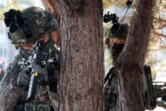 29일 정부세종청사에서 지하공동구 폭발 및 화재 등 테러 상황을 가정한 국가중요시설 통합 방호훈련이 실시되고 있다.  이날 훈련에는 32사단 대호부대를 비롯해 위험성폭발물개척팀(EHCT), 지역대화생방테러특수임무대(CRST), 군 폭발물처리반(EOD)과 세종경찰청 경찰특공대, 세종 남부경찰서, 세종 남부소방서, 민간드론업체 등 민·관·군·경·소방 170여 명이 훈련에 참여했다. 2026.1.29  연합뉴스