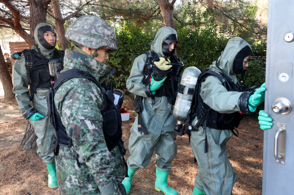 29일 정부세종청사에서 지하공동구 폭발 및 화재 등 테러 상황을 가정한 국가중요시설 통합 방호훈련이 실시되고 있다.  이날 훈련에는 32사단 대호부대를 비롯해 위험성폭발물개척팀(EHCT), 지역대화생방테러특수임무대(CRST), 군 폭발물처리반(EOD)과 세종경찰청 경찰특공대, 세종 남부경찰서, 세종 남부소방서, 민간드론업체 등 민·관·군·경·소방 170여 명이 훈련에 참여했다. 2026.1.29  연합뉴스