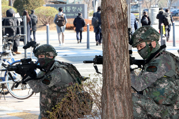 29일 정부세종청사에서 지하공동구 폭발 및 화재 등 테러 상황을 가정한 국가중요시설 통합 방호훈련이 실시되고 있다.  이날 훈련에는 32사단 대호부대를 비롯해 위험성폭발물개척팀(EHCT), 지역대화생방테러특수임무대(CRST), 군 폭발물처리반(EOD)과 세종경찰청 경찰특공대, 세종 남부경찰서, 세종 남부소방서, 민간드론업체 등 민·관·군·경·소방 170여 명이 훈련에 참여했다. 2026.1.29  연합뉴스