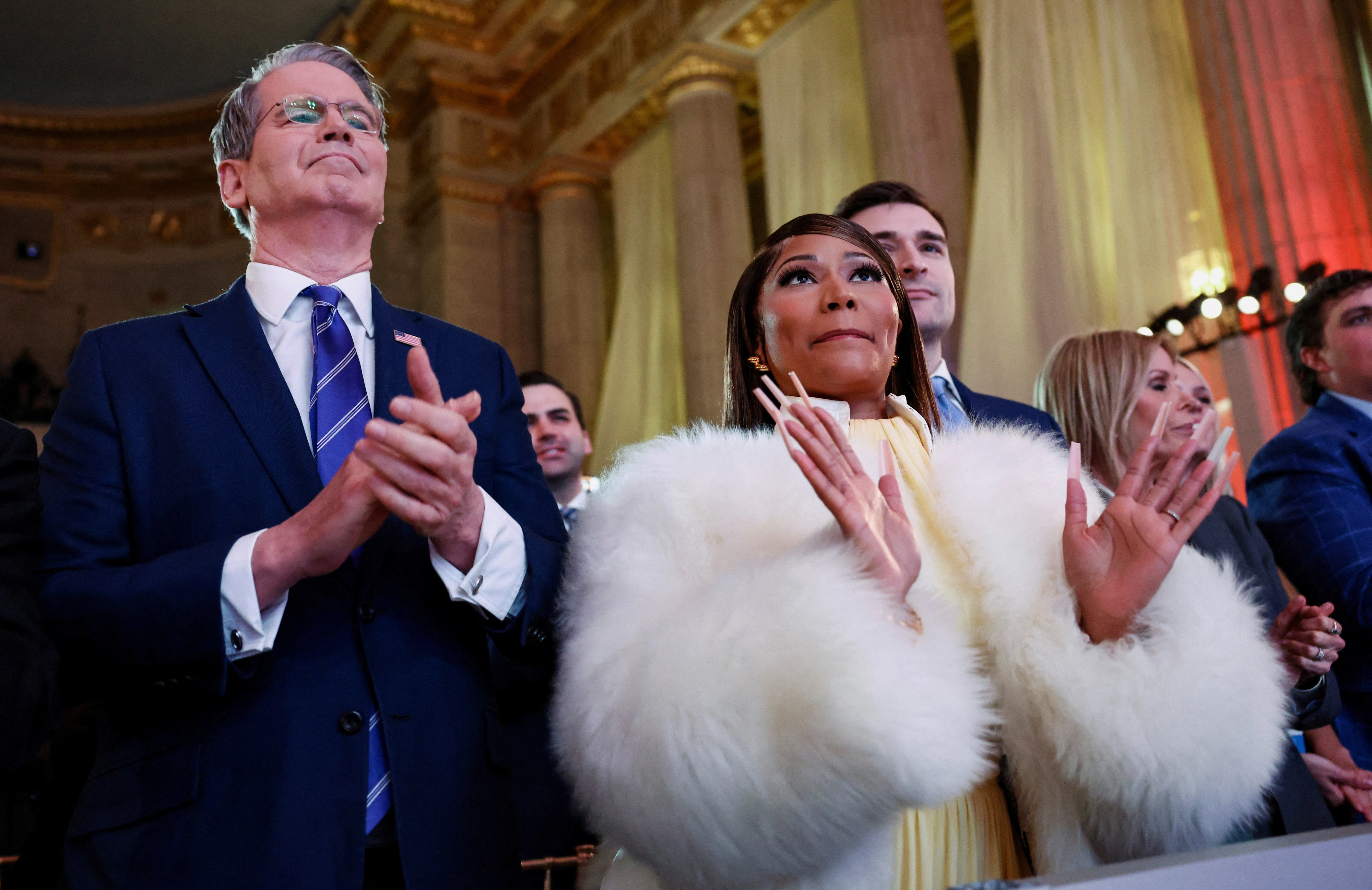 스콧 베선트(왼쪽) 미 재무장관이 28일(현지시간) 워싱턴DC에서 열린 ‘트럼프 계좌’ 출범 행사에 참석해 박수를 치고 있는 모습.
로이터 연합뉴스