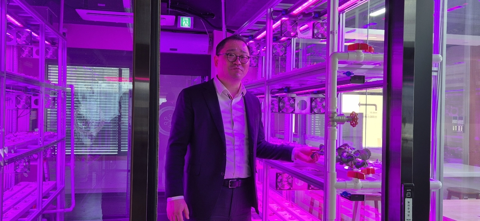 국내 첫 기술연구형 대전팜 운영사인 쉘파 스페이스의 윤좌문 대표가 광을 이용한 딸기 재배법을 설명하고 있다.