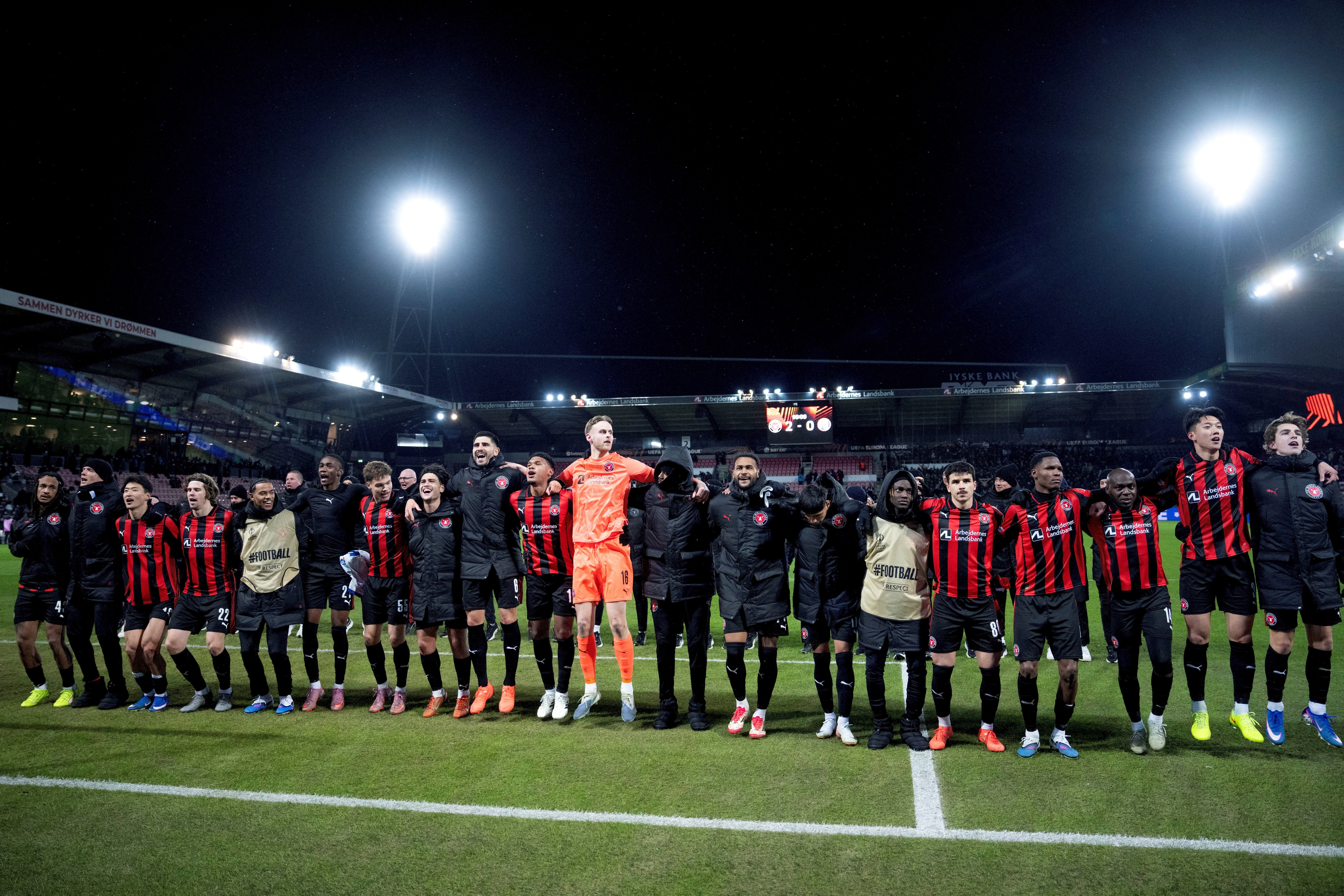 미트윌란 선수들이 30일(한국시간) 덴마크 헤르닝의 MCH 아레나에서 열린 2025~26 유럽축구연맹(UEFA) 유로파리그 리그 페이즈 마지막 8차전 디나모 자그레브전에 승리한 후 기뻐하고 있다. 2026.1.30 헤르닝 로이터 연합뉴스