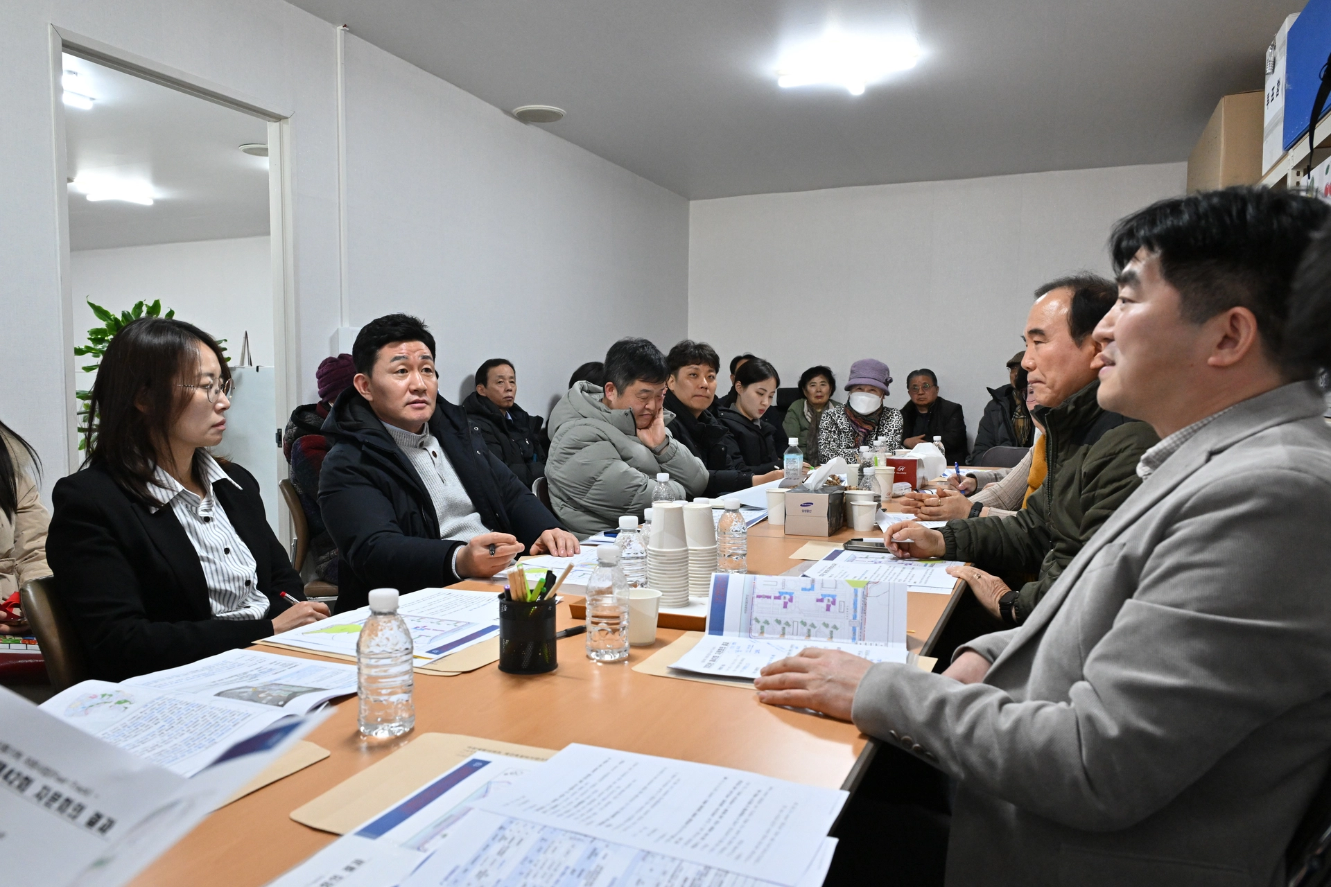 지난 28일 성동구 정비사업 현장을 방문해 주민의견을 듣는 황철규 의원