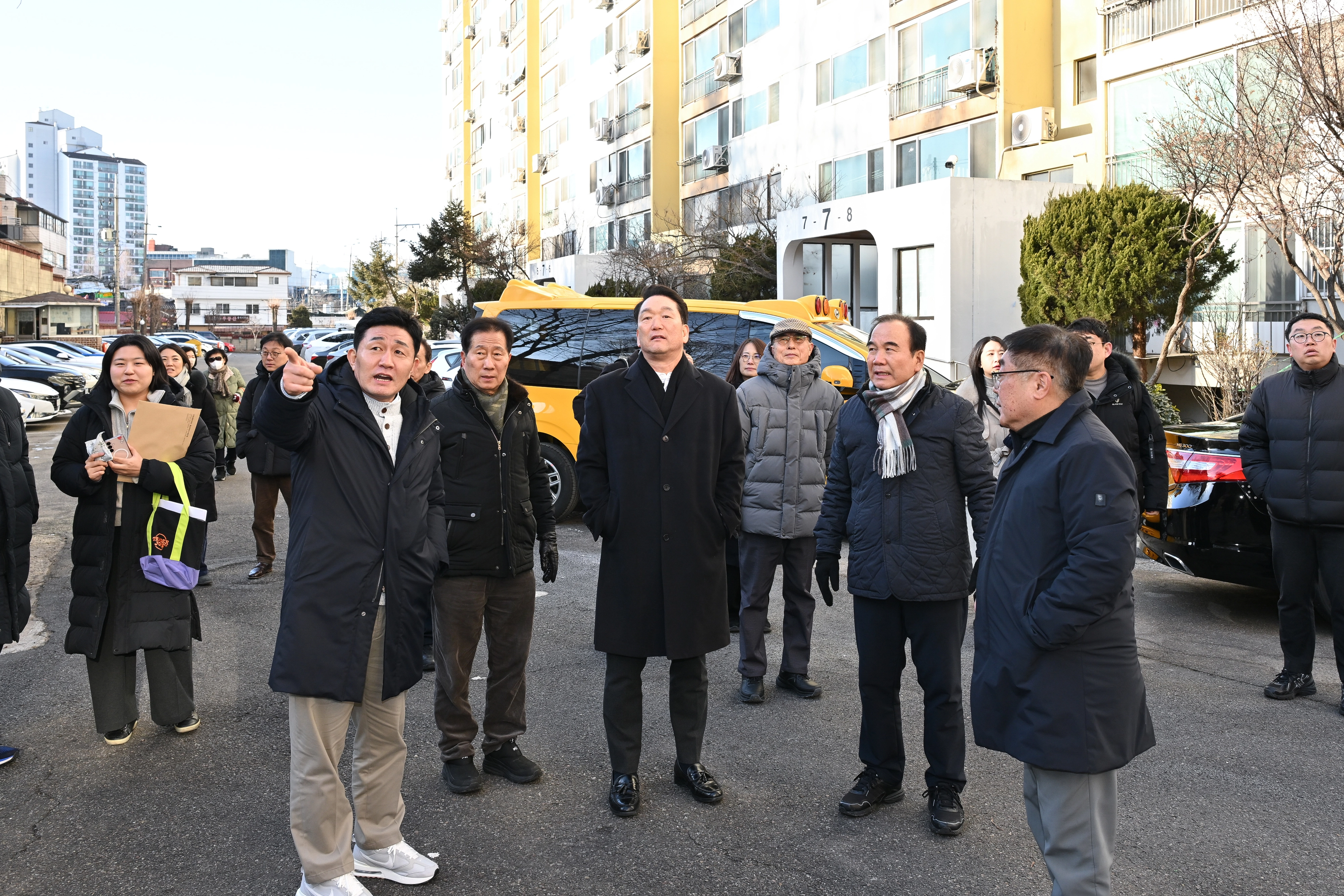 지난 28일 성동구 정비사업 현장을 방문해 현장을 둘러보는 황철규 의원(맨 앞줄 왼쪽에서 첫 번째)