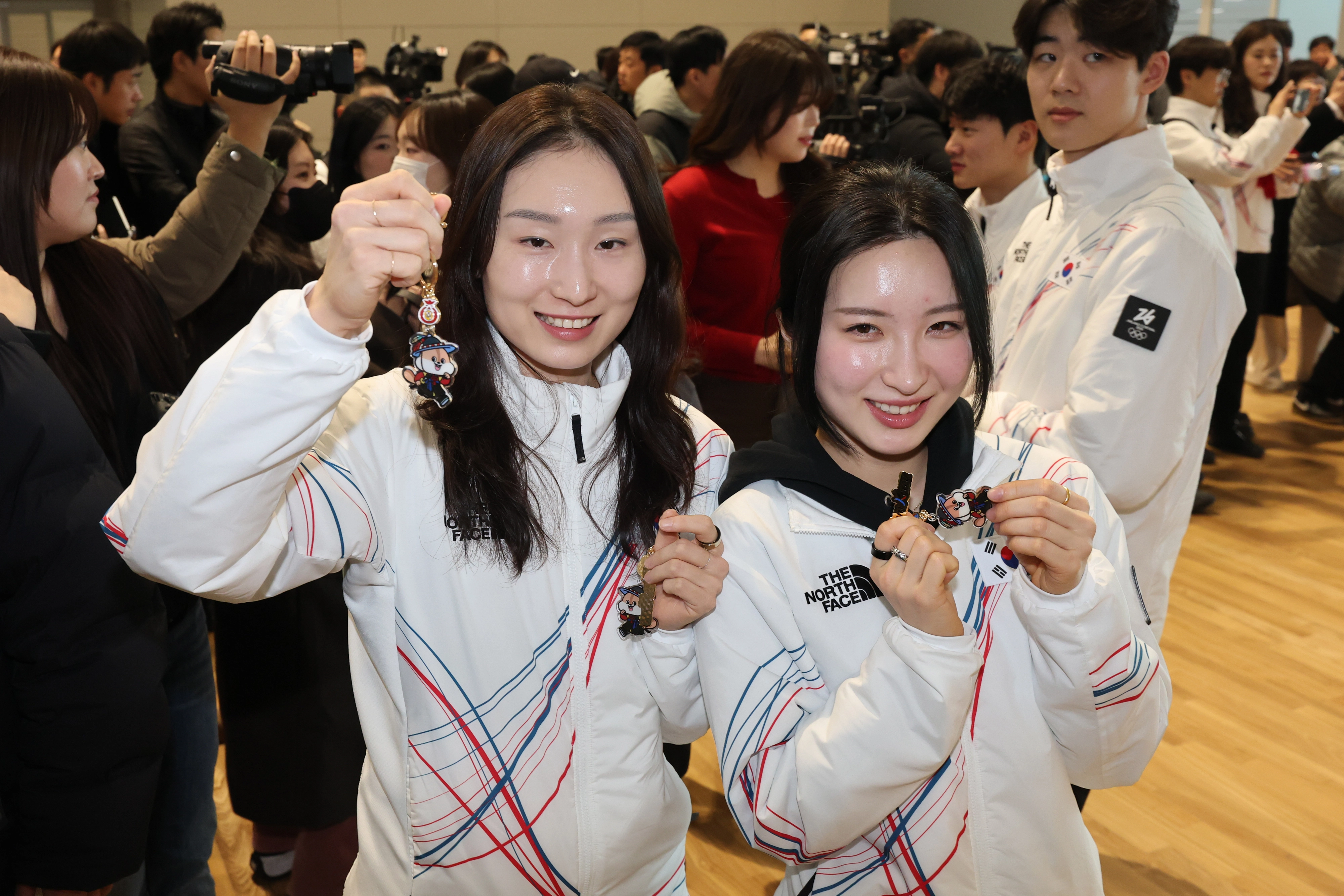 2026 밀라노·코르티나담페초 동계올림픽에 참가하는 쇼트트랙 최민정(왼쪽), 김길리가 30일 인천국제공항 제2여객터미널을 통해 출국하기 전 올림픽 키링을 들고 기념촬영을 하고 있다. 2026.1.30 연합뉴스