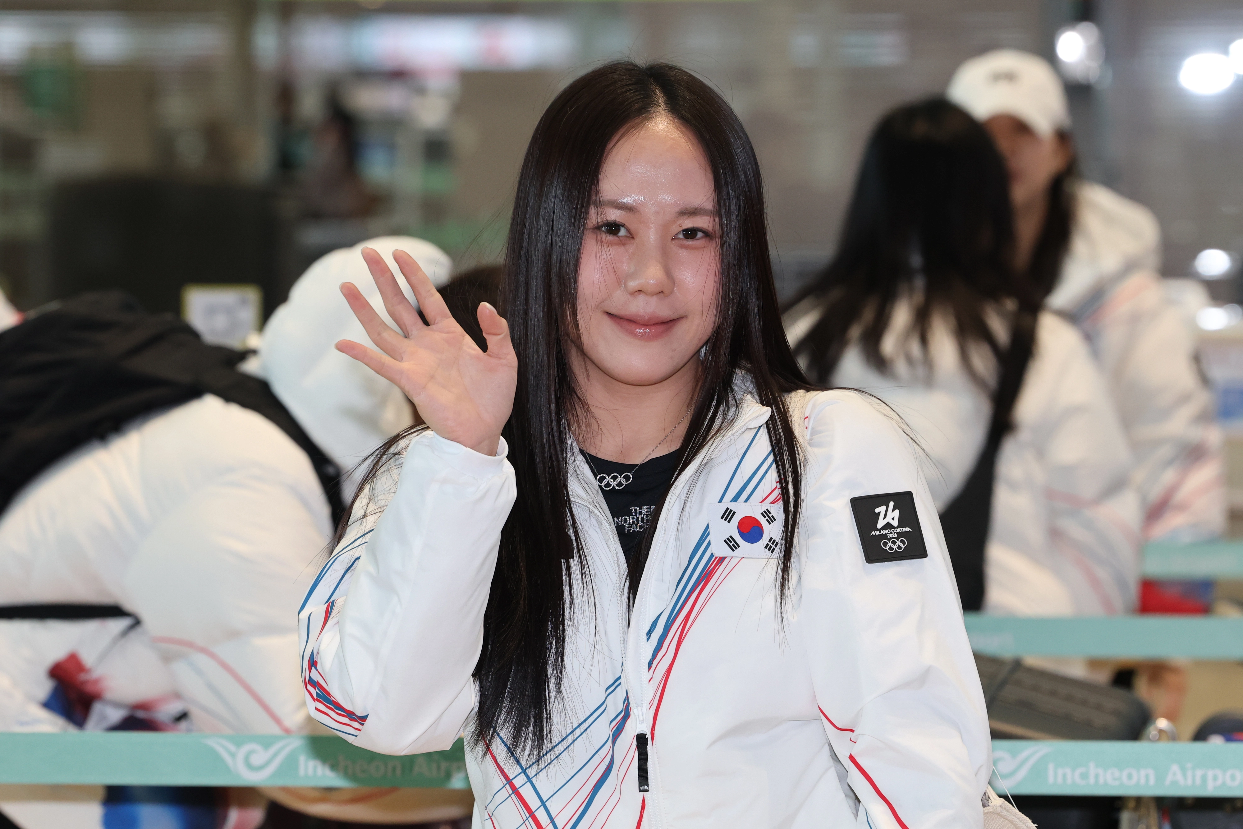 2026 밀라노·코르티나담페초 동계올림픽에 참가하는 스피드스케이팅 박지우가 30일 인천국제공항 제2여객터미널에서 출국 수속 대기 중 취재진을 향해 손을 흔들고 있다. 2026.1.30 연합뉴스