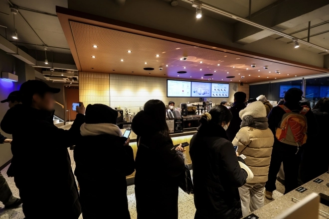 30일 서울 마포구 스타벅스 홍대동교점을 찾은 시민들이 스타벅스 두바이 쫀득롤을 구매하기 위해 줄 서 있다. 2026.01.30.뉴시스