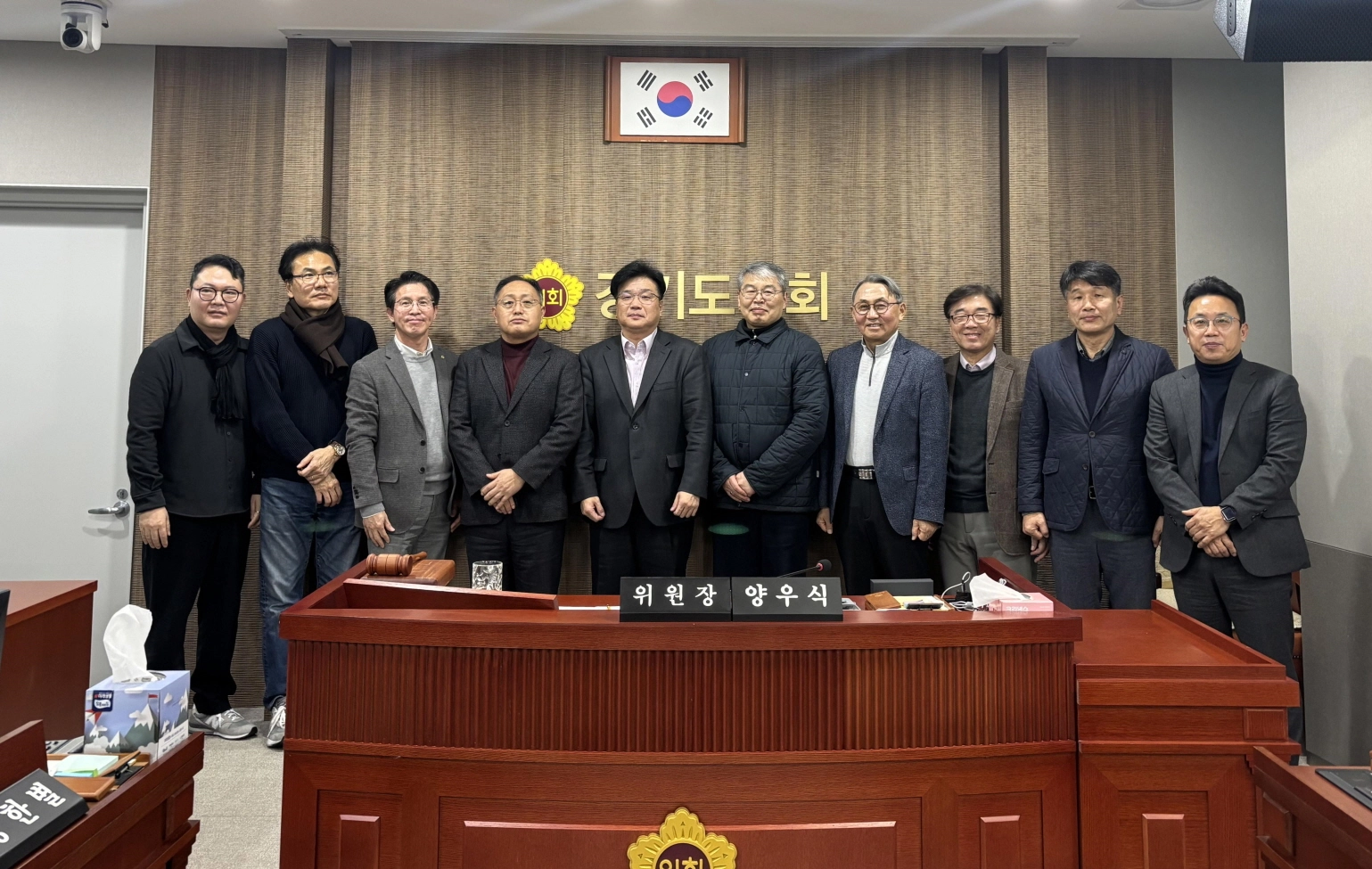 양우식 위원장이 29일 의회운영위원회 회의실에서 열린 ‘경기도형 안보전시관 건립 마스터플랜 연구용역’ 중간보고회를 주재하고 관계자 및 외부전문가들과 기념촬영을 하고 있다.(사진=경기도의회)