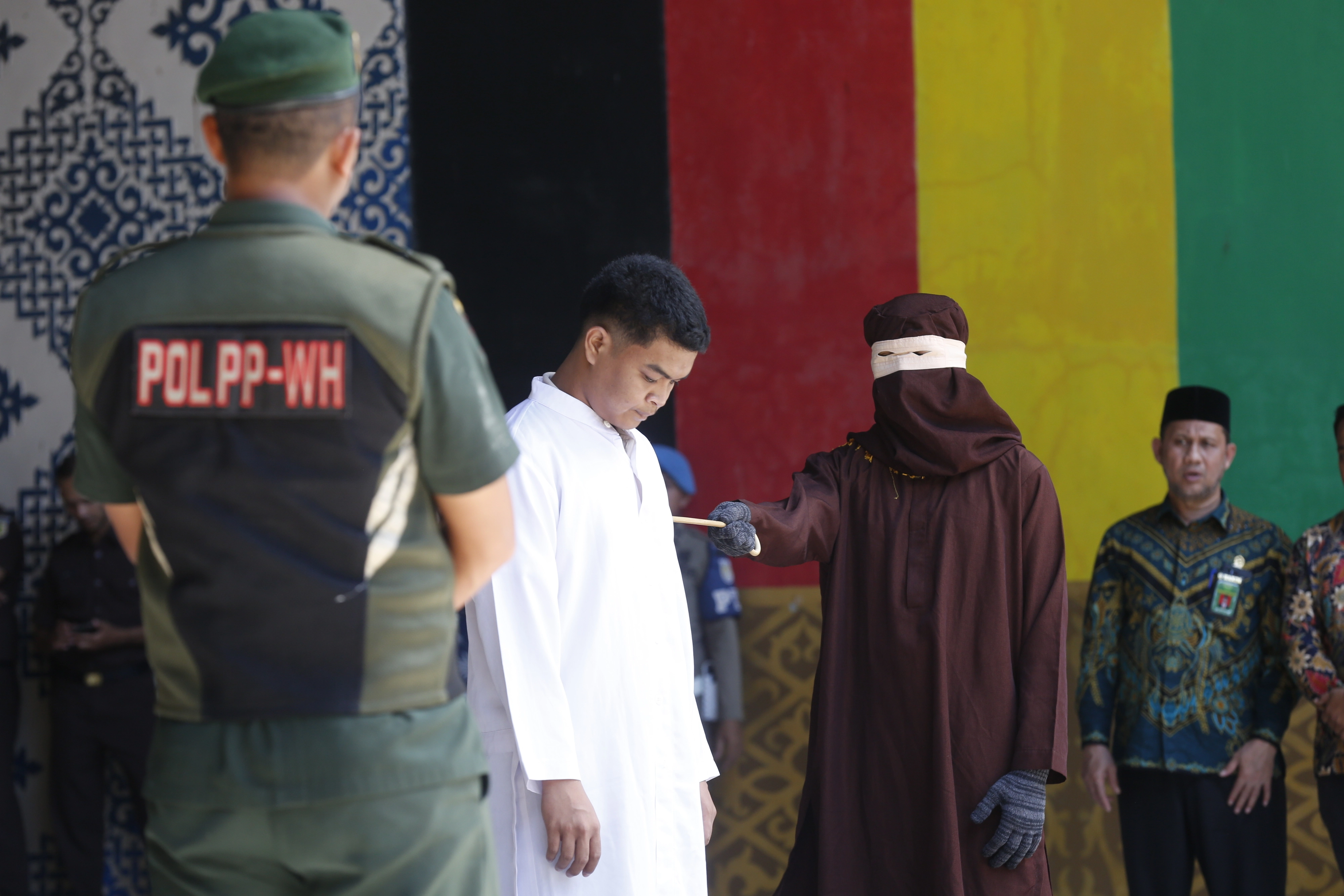 29일 인도네시아 아체주의 한 공원에서 한 남성에 대한 태형이 집행돼 남성이 채찍을 맞고 있다. 2026.1.29 아체 EPA 연합뉴스