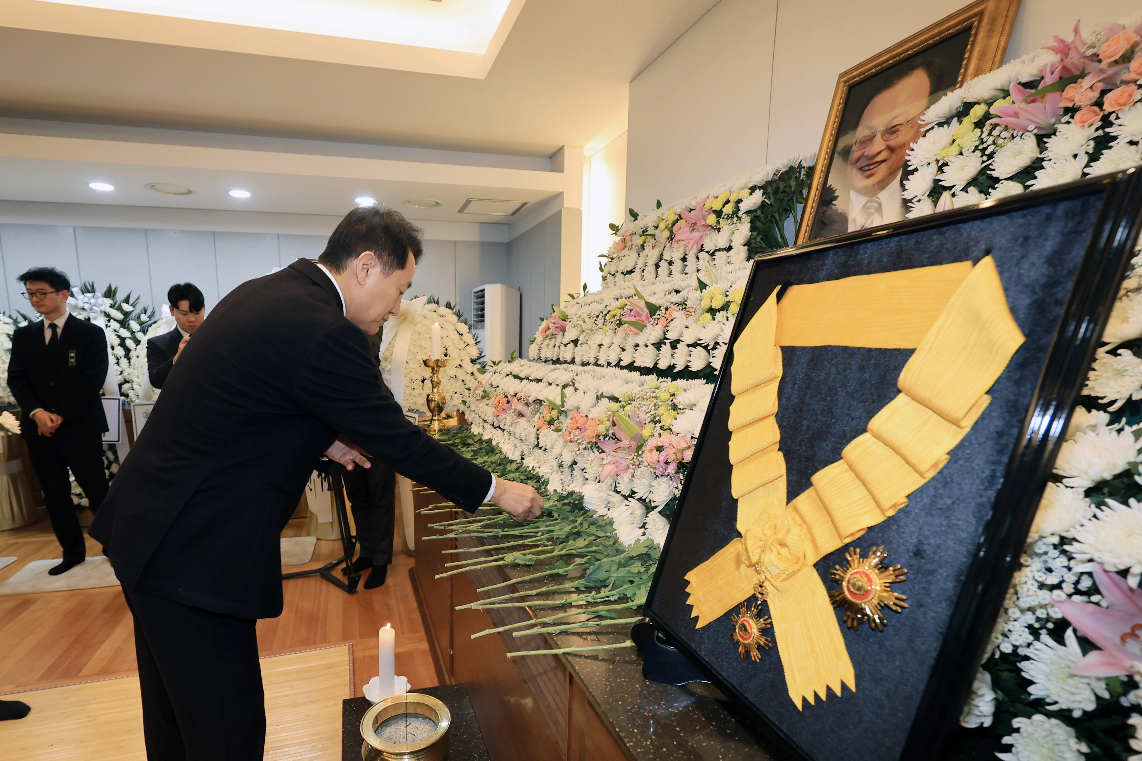 오세훈 서울시장이 30일 오후 서울 종로구 서울대학교병원 장례식장에 마련된 故 이해찬 전 국무총리의 빈소에서 조문하고 있다.  뉴시1