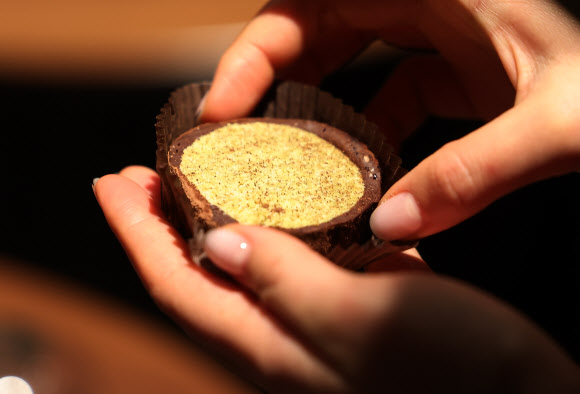 ‘두쫀쿠(두바이쫀득쿠키)’ 열풍이 이어지며 스타벅스가 30일부터 6개 매장에서 ‘두바이 쫀득롤’ 판매를 시작한다.  이날 서울 종로구 한 스타벅스 매장에서 한 시민이 두바이쫀득롤을 살피고 있다. 2026.1.30. 연합뉴스