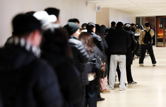 ‘두쫀쿠(두바이쫀득쿠키)’ 열풍이 이어지며 스타벅스가 30일부터 6개 매장에서 ‘두바이 쫀득롤’ 한정 판매를 시작한다.  이날 서울 종로구 한 스타벅스 매장에서 시민들이 구매를 위해 기다리고 있다. 2026.1.30. 연합뉴스