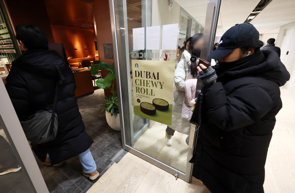 ‘두쫀쿠(두바이쫀득쿠키)’ 열풍이 이어지며 스타벅스가 30일부터 6개 매장에서 ‘두바이 쫀득롤’ 판매를 시작한다.  이날 서울 종로구 한 스타벅스 매장에서 시민들이 ‘두쫀롤’ 구매를 기다리고 있다. 2026.1.30. 연합뉴스