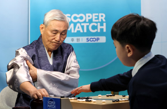 한국 바둑계의 전설로 꼽히는 조훈현 9단이 30일 서울 성동구 마장로 한국기원 바둑TV 스튜디오에서 역대 최연소 프로 기사 유하준 초단과 대국을 하고 있다. 2026.1.30 연합뉴스