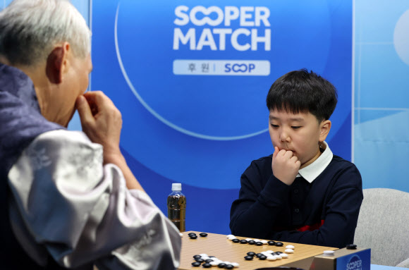 역대 최연소 프로 기사 유하준 초단이 30일 서울 성동구 마장로 한국기원 바둑TV 스튜디오에서 열린 조훈현 9단과의 대국에 집중하고 있다. 2026.1.30 연합뉴스