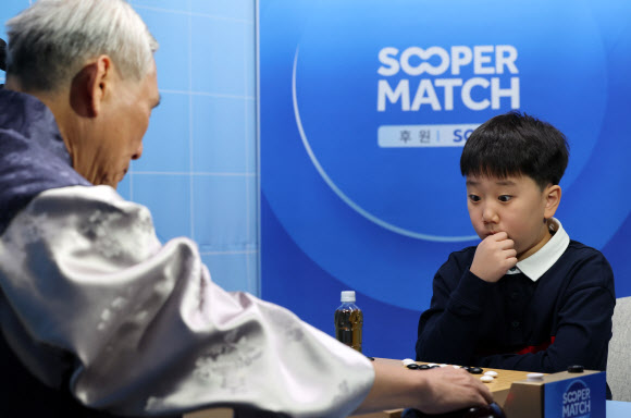 역대 최연소 프로 기사 유하준 초단이 30일 서울 성동구 마장로 한국기원 바둑TV 스튜디오에서 열린 조훈현 9단과의 대국에 집중하고 있다. 2026.1.30 연합뉴스