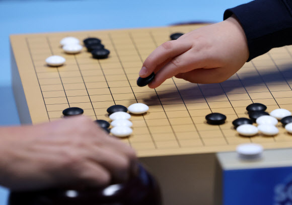 한국 바둑계의 전설로 꼽히는 조훈현 9단이 30일 서울 성동구 마장로 한국기원 바둑TV 스튜디오에서 역대 최연소 프로 기사 유하준 초단과 대국하고 있다. 2026.1.30 연합뉴스