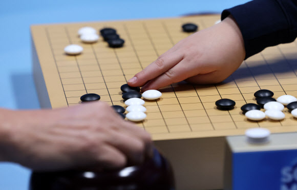 한국 바둑계의 전설로 꼽히는 조훈현 9단이 30일 서울 성동구 마장로 한국기원 바둑TV 스튜디오에서 역대 최연소 프로 기사 유하준 초단과 대국하고 있다. 2026.1.30 연합뉴스