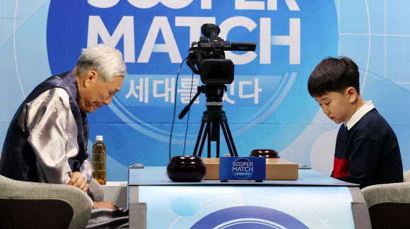 한국 바둑계의 전설로 꼽히는 조훈현 9단이 30일 서울 성동구 마장로 한국기원 바둑TV 스튜디오에서 역대 최연소 프로 기사 유하준 초단과 대국에 앞서 인사하고 있다. 2026.1.30 연합뉴스