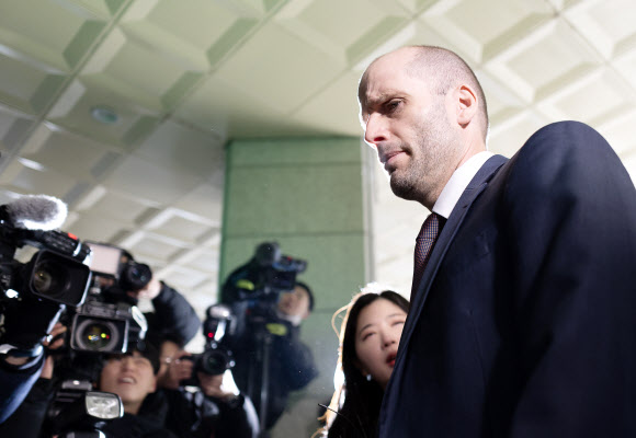 쿠팡의 대규모 개인정보 유출 사태에 대해 ‘셀프 조사’로 증거를 인멸한 혐의를 받는 해롤드 로저스 쿠팡 한국 임시 대표가 피의자 신분으로 조사를 받기 위해 30일 서울경찰청으로 출석하고 있다. 2026.1.30 연합뉴스