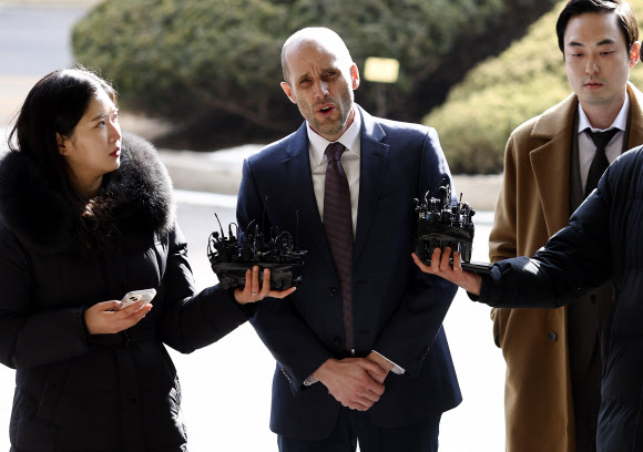 쿠팡의 대규모 개인정보 유출 사태에 대해 ‘셀프 조사’로 증거를 인멸한 혐의를 받는 해롤드 로저스 쿠팡 한국 임시 대표가 피의자 신분으로 조사를 받기 위해 30일 서울경찰청으로 출석하고 있다. 2026.1.30 연합뉴스