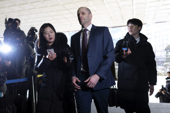 쿠팡의 대규모 개인정보 유출 사태에 대해 ‘셀프 조사’로 증거를 인멸한 혐의를 받는 해롤드 로저스 쿠팡 한국 임시 대표가 피의자 신분으로 조사를 받기 위해 30일 서울경찰청으로 출석하고 있다. 2026.1.30. 연합뉴스