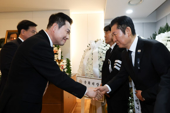 국민의힘 장동혁 대표가 30일 서울 종로구 서울대학교병원 장례식장에 마련된 이해찬 전 국무총리의 빈소에서 조문을 마친 뒤 더불어민주당 정청래 대표와 인사를 나누고 있다. 2026.1.30. 사진공동취재단