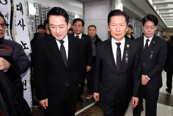 더불어민주당 정청래 대표가 30일 서울 종로구 서울대학교병원 장례식장에 마련된 이해찬 전 국무총리의 빈소에서 조문을 마친 국민의힘 장동혁 대표를 배웅하고 있다. 2026.1.30. 사진공동취재단