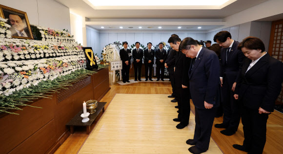 국민의힘 장동혁 대표, 송언석 원내대표 등 지도부가 30일 서울 종로구 서울대학교병원 장례식장에 마련된 이해찬 전 국무총리의 빈소를 찾아 조문하고 있다. 2026.1.30. 사진공동취재단