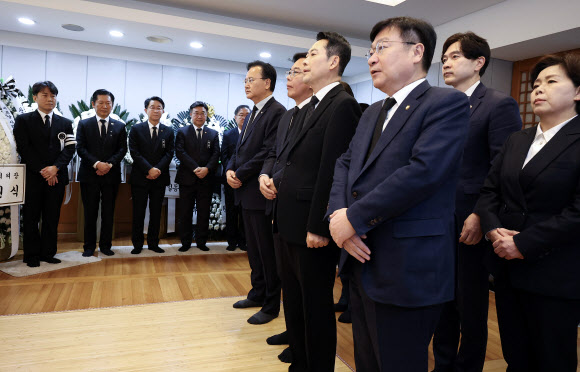 국민의힘 장동혁 대표, 송언석 원내대표 등 지도부가 30일 서울 종로구 서울대학교병원 장례식장에 마련된 이해찬 전 국무총리의 빈소를 찾아 조문하고 있다. 2026.1.30. 사진공동취재단