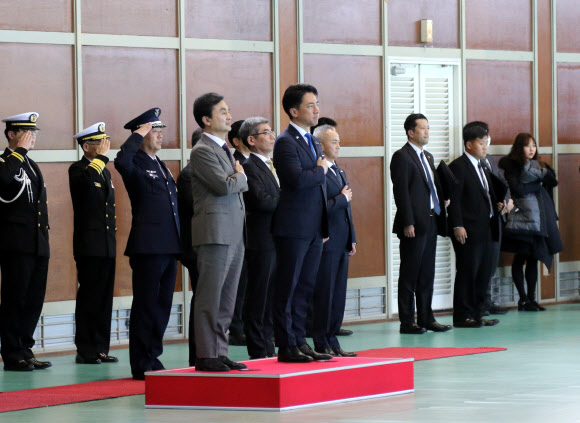 안규백 국방부 장관과 고이즈미 신지로 일본 방위상이 30일 일본 가나가와현 요코스카시 해상자위대 총감부에서 열린 의장 행사에서 국기에 경례하고 있다. 2026.1.30 연합뉴스