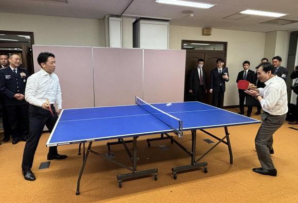 안규백 국방부 장관과 고이즈미 신지로 일본 방위상이 30일 일본 가나가와현 요코스카시 해상자위대 총감부에서 한일 국방장관 회담을 마친 후 탁구를 치고 있다. 2026.1.30 연합뉴스