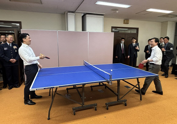 안규백 국방부 장관과 고이즈미 신지로 일본 방위상이 30일 일본 가나가와현 요코스카시 해상자위대 총감부에서 한일 국방장관 회담을 마친 후 탁구를 치고 있다. 2026.1.30 연합뉴스