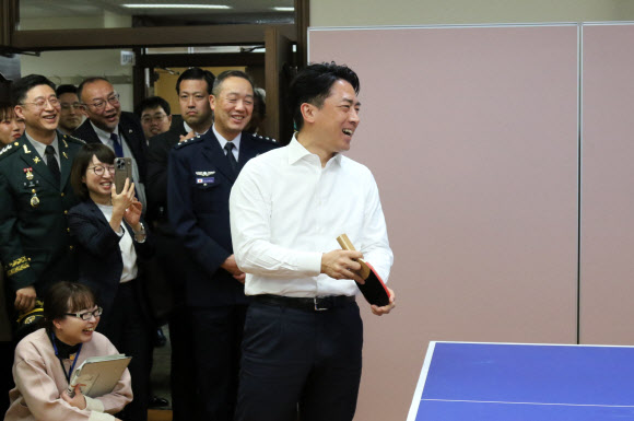 고이즈미 신지로 일본 방위상이 30일 일본 가나가와현 요코스카시 해상자위대 총감부에서 안규백 국방부 장관과 탁구를 치며 미소 짓고 있다. 2026.1.30 연합뉴스