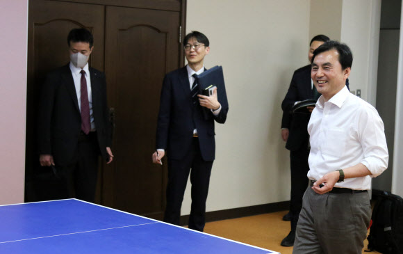 안규백 국방부 장관이 30일 일본 가나가와현 요코스카시 해상자위대 총감부에서 고이즈미 신지로 일본 방위상과 탁구를 치며 미소 짓고 있다. 2026.1.30 연합뉴스